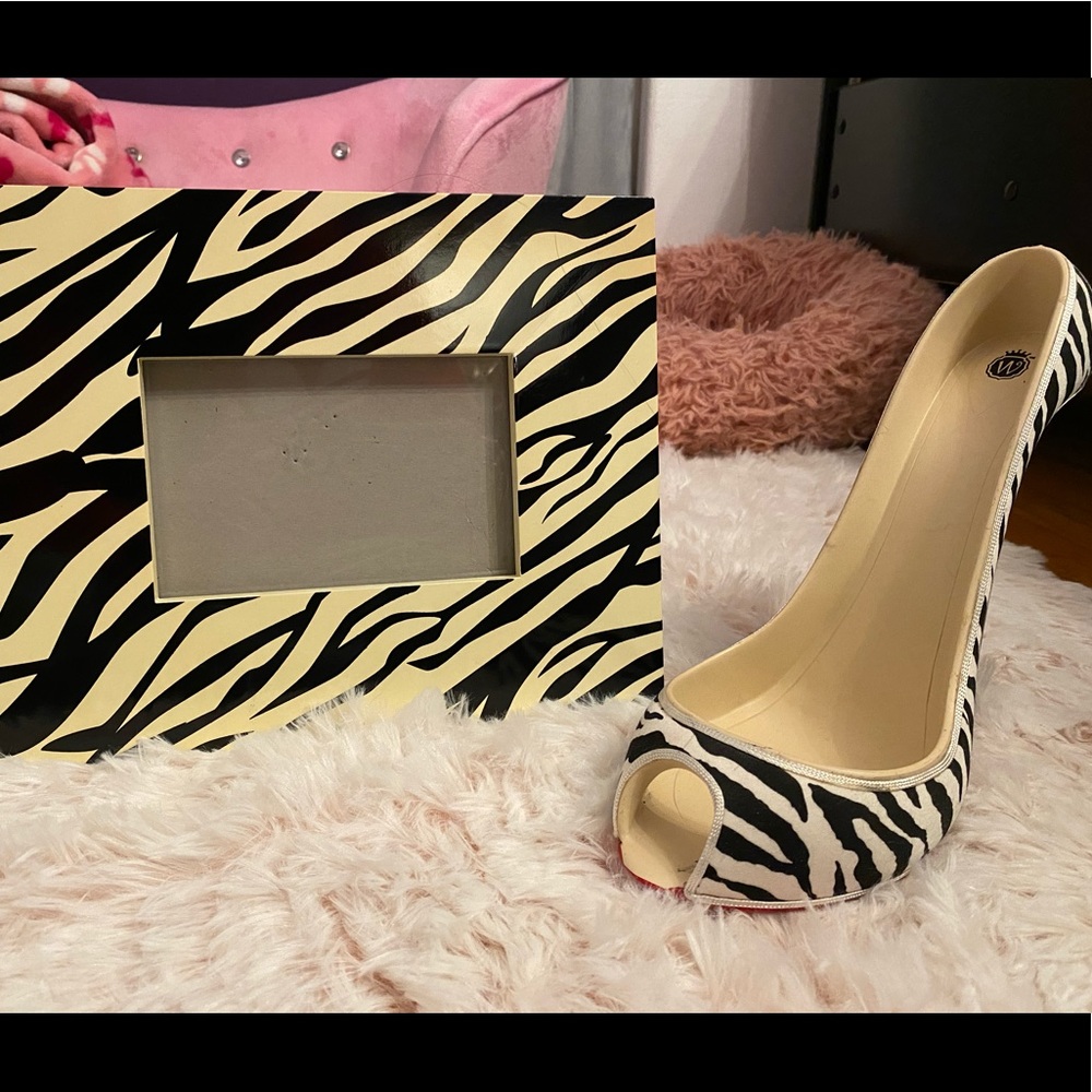 High heel wine bottle holder and frame